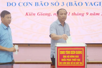 Chủ tịch Ủy ban nhân dân tỉnh Kiên Giang Lâm Minh Thành và thường trực Ủy ban nhân dân tỉnh ủng hộ đồng bào các tỉnh phía bắc bị thiệt hại sau bão số 3. 