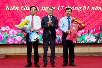 Đồng chí Lê Minh Hưng, Ủy viên Bộ Chính trị, Bí thư Trung ương Đảng, Trưởng Ban Tổ chức Trung ương tặng hoa chúc mừng đồng chí Đỗ Thanh Bình (bên trái) và đồng chí Nguyễn Tiến Hải (bên phải).