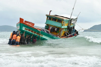 Cán bộ, chiến sĩ Lữ đoàn 127, Bộ Tư lệnh Vùng 5 Hải quân cứu kéo tàu cá Kiên Giang ra khỏi nơi mắc cạn.