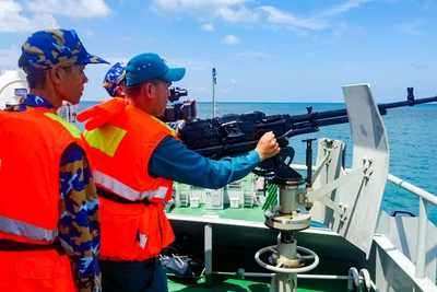 Cán bộ, chiến sĩ Hải đội Dân quân thường trực tỉnh Kiên Giang thực hành huấn luyện các nội dung trên biển.