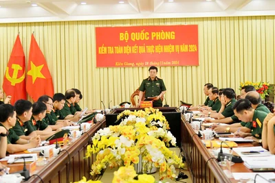 Thiếu tướng Phạm Văn Hoạt phát biểu tại buổi kiểm tra.