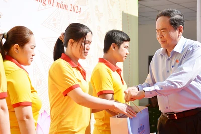 Phó Chủ tịch Thường trực Quốc hội Trần Thanh Mẫn tặng quà cho công nhân, người lao động tại khu cảng cá Tắc Cậu. 