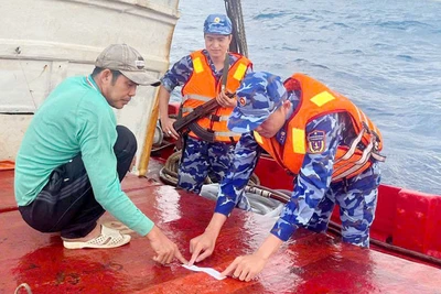 Lực lượng chức năng Bộ Tư lệnh Vùng Cảnh sát biển 4 niêm phong hàng hóa vi phạm. 