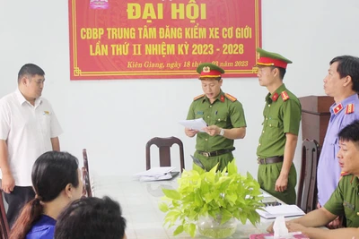 Cơ quan Công an tống đạt quyết định khởi tố bị can đối với Nguyễn Quốc Sử. (Ảnh: LÝ VĂN)