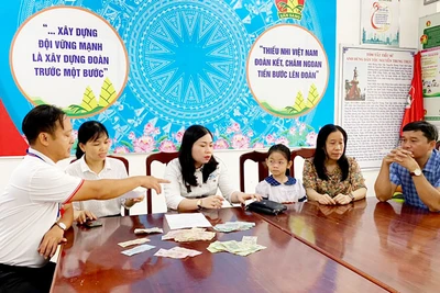 Kiên Giang: Học sinh lớp 1 nhặt ví có hơn 28 triệu đồng, nhờ cô giáo tìm trả người đánh rơi