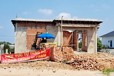 Chủ tịch Ủy ban nhân dân thành phố Phú Quốc Huỳnh Quang Hưng bị kỷ luật do vi phạm, khuyết điểm trong công tác lãnh đạo, chỉ đạo, tổ chức thực hiện về quản lý, sử dụng đất đai. 