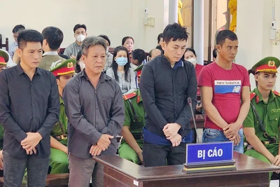 Các bị cáo tại phiên tòa sơ thẩm Tòa án nhân dân tỉnh Kiên Giang, ngày 29/1. 