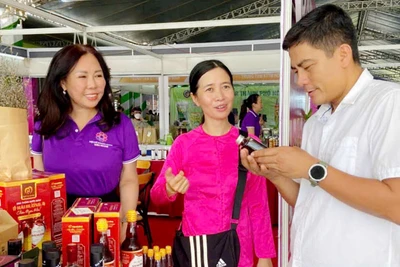 Đại biểu tham quan, tìm hiểu sản phẩm OCOP tại các gian hàng