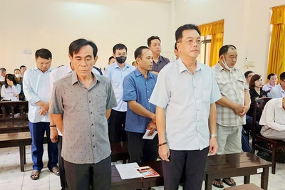 Các bị cáo tại phiên tòa ngày 17/2. 