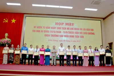 Lãnh đạo tỉnh Kiên Giang tặng bằng khen cho các tập thể, cá nhân là gương điển hình tiên tiến tiêu biểu trong các phong trào thi đua yêu nước. 