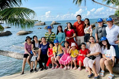 Khách du lịch chụp ảnh lưu niệm ở huyện Kiên Hải, tỉnh Kiên Giang.