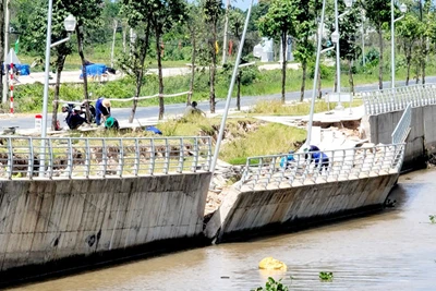 Hiện trường bờ kè sạt lở sau hơn 5 tháng đưa vào sử dụng.