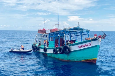 Tàu cá BĐ 93992 TS bị Tổ công tác Bộ Tư lệnh Vùng Cảnh sát biển 4 bắt quả tang đang tàng trữ, vận chuyển 3 thiết bị giám sát hành trình của tàu cá khác.