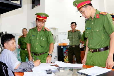 Công an làm việc với Dương Hồng Hiếu. (Ảnh: Công an cung cấp)