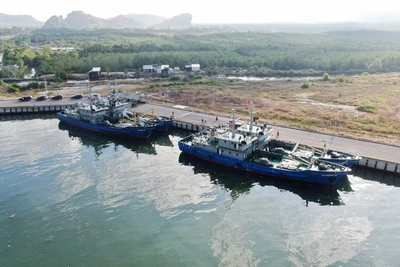 Bộ Chỉ huy quân sự tỉnh Kiên Giang tiếp nhận 4 tàu dịch vụ hậu cần đóng mới cho Hải đội dân quân thường trực tỉnh. (Ảnh: PHƯƠNG VŨ)