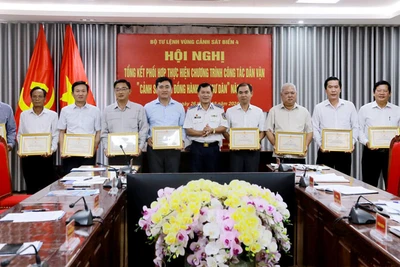 Lãnh đạo Bộ Tư lệnh Vùng Cảnh sát biển 4 tặng giấy khen cho các tập thể, cá nhân có thành tích tiêu biểu trong thực hiện chương trình “Cảnh sát biển đồng hành với ngư dân” năm 2024.