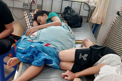 Học sinh ở huyện đảo Kiên Hải, tỉnh Kiên Giang được cấp cứu, nghi do ngộ độc thực phẩm. 