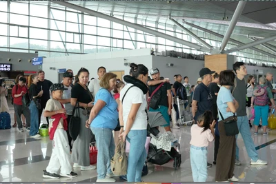 Khách du lịch làm thủ tục lên máy bay về Đài Loan (Trung Quốc). 