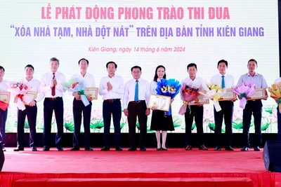 Lãnh đạo tỉnh Kiên Giang tặng hoa tri ân các nhà tài trợ. 