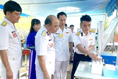 Các đại biểu tham quan gian trưng bày sản phẩm sáng kiến, cải tiến kỹ thuật.