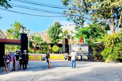 Nhiều người chơi hụi kéo lại khách sạn yêu cầu vợ chồng bà P. trả tiền nhưng đến nay vẫn chưa trả nên làm đơn tố cáo.