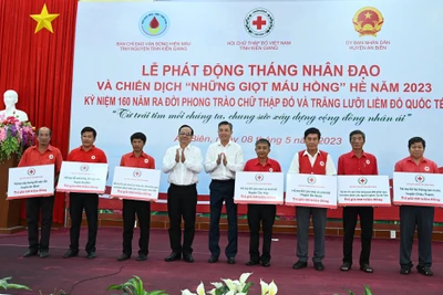 Lãnh đạo tỉnh Kiên Giang trao bảng tượng trưng của Hội Chữ thập đỏ tỉnh Kiên Giang hỗ trợ các địa phương xây nhà chữ thập đỏ, quà và khám bệnh miễn phí. 