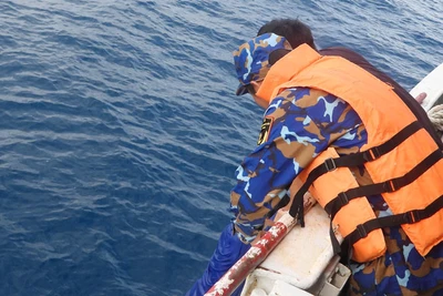 Lực lượng Bộ Tư lệnh Vùng Cảnh sát biển 4 cứu vớt hai ngư dân gặp nạn.