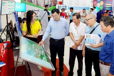 Đại biểu trải nghiệm giải pháp website quảng bá doanh nghiệp tích hợp công nghệ thực tế ảo. 