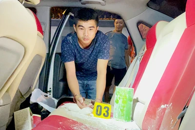 Đối tượng Lê Chí Nam và ma túy trên ô-tô. 