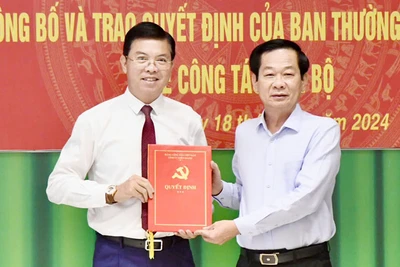 Ủy viên Trung ương Đảng, Bí thư Tỉnh ủy Kiên Giang Đỗ Thanh Bình (bên phải) trao quyết định cho đồng chí Nguyễn Lưu Trung. 