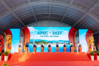 Phó Thủ tướng Chính phủ Trần Hồng Hà và nguyên lãnh đạo Đảng, Nhà nước, lãnh đạo bộ, ngành Trung ương thực hiện nghi thức phát động chuẩn bị Tuần lễ cấp cao APEC 2027.