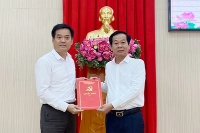 Bí thư Tỉnh ủy Kiên Giang Đỗ Thanh Bình (bên phải) trao quyết định cho ông Lê Quốc Anh.
