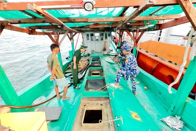 Lực lượng biên phòng kiểm tra tàu KG 91060 TS.