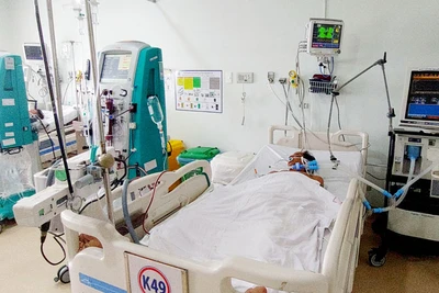 Một trong 3 bệnh nhân nghi do ngộ độc rượu.