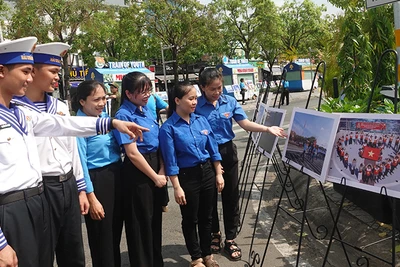 Các bạn trẻ tham quan triển lãm ảnh "Yêu lắm Trường Sa ơi!".