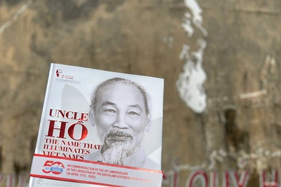Bìa cuốn sách “Uncle Hồ, the name that illumiates Việt Nam’s beauty”. (Ảnh NXB Trẻ).