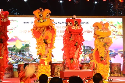 Biểu diễn lân, sư, rồng tại Lễ hội "Trên bến dưới thuyền" Tết 2021.