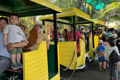 Rất đông khách tham quan đến Thảo Cầm Viên Sài Gòn trong ngày 7/4. (Ảnh M.H).