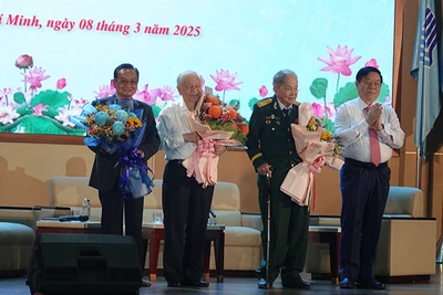 Đồng chí Nguyễn Trọng Nghĩa, Trưởng Ban Tuyên giáo và Dân vận Trung ương tặng hoa cho các nhân chứng lịch sử, khách mời.