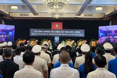 Nhiều đoàn, người dân đến viếng Nguyên Chủ tịch nước Trần Đức Lương tại Hội trường Thống Nhất, Thành phố Hồ Chí Minh (Ảnh: THÊ ANH).