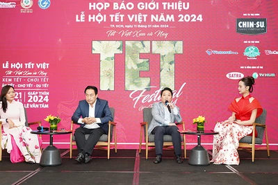 Các đại biểu trả lời câu hỏi của phóng viên tại buổi họp báo.