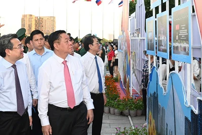 Các đại biểu tham quan triển lãm. (Ảnh: Quốc Thanh)