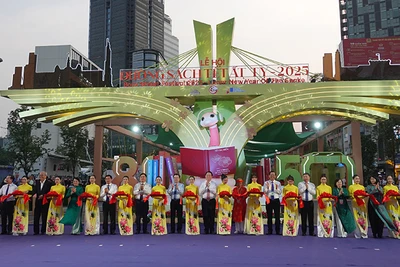 Các đại biểu thực hiện nghi thức cắt băng khai mạc Lễ hội Đường Sách Tết Ất Tỵ 2025.