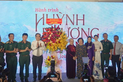 Các đại biểu chụp ảnh lưu niệm với gia đình cố họa sĩ Huỳnh Phương Đông.