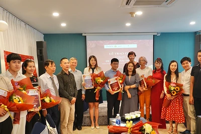 Các tác giả đạt giải chụp ảnh lưu niệm với Ban tổ chức và các chuyên gia.