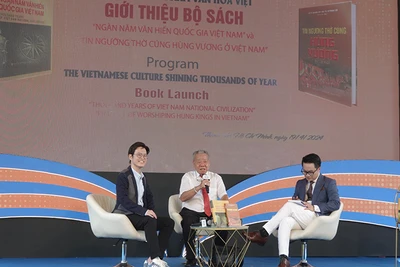 Hai diễn giả chia sẻ nội dung bộ sách trong buổi tọa đàm.