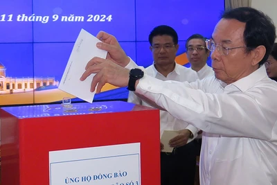 Đồng chí Nguyễn Văn Nên, Ủy viên Bộ Chính trị, Bí thư Thành ủy Thành phố Hồ Chí Minh đóng góp ủng hộ đồng bào các tỉnh phía bắc. (Ảnh H.M)