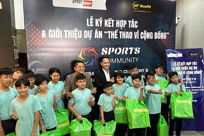 Tặng quà cho các em trường phổ cập Vinh Sơn-Bình Tân, Thành phố Hồ Chí Minh.