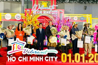 Lãnh đạo thành phố và sở du lịch chúc mừng những vị khách may mắn trên chuyến bay VN10 từ Pháp đến Thành phố Hồ Chí Minh của Hãng Hàng không Quốc gia Vietnam Airlines.