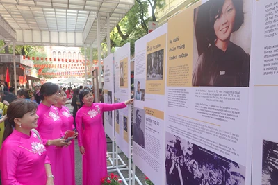  Triển lãm giới thiệu hình ảnh người phụ nữ Việt Nam có nụ cười dịu dàng nhưng rất kiên cường trong kháng chiến. (Ảnh M.H).